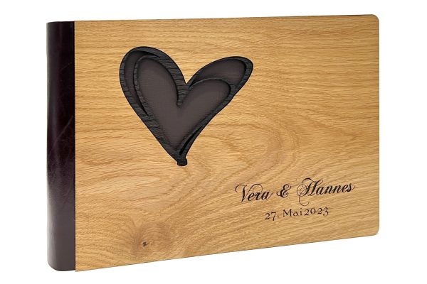 LESENI FOTO ALBUM - SRCE Personaliziran ročno vezan album, ima usnjeni hrbet, vsebuje 50 strani in je na voljo z leseno platnico hrasta ali oreha.